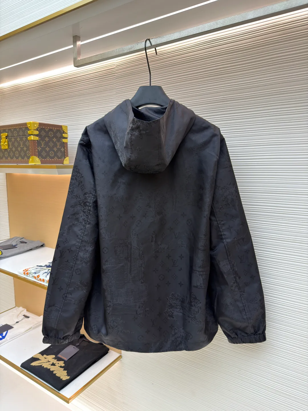 LOUISVUITTON Dog walking dark pattern jacquard jacket ●Authentic product: purchased and developed for 24600 ●Item number: 1680084-B50 ●Fabric: Oxford jacquard fabric ●Technology: jacquard production ●Version: fitted version ●Weight: about 465 grams ●Size: 44-46-48-50 ●Description: Made of 50D nylon Oxford jacquard fabric, the yarn is made of triangular light filament, the Y version is purchased to scan the pattern, and an 85CM large full-width circular pattern is made. The high-speed rapier machine is used to weave the gray fabric, and the front panel + pocket are cut by hand with 2+2 restored flowers. The back panel is cut with positioning flowers, and the large pattern cycle leads to increased fabric consumption. 5# platinum Swiss tooth open tail zipper + hollow letter puller, sheepskin material oil-edged double-hole anti-slip buckle, pig nose button + eyelets + cylinder are made of white copper, barrel-plated brushed pattern light antique silver. The overall wiring is straight and delicate, the fabric is comfortable and soft, and the color is consistent without color difference. It can be matched with the same style to create a fashionable look and control various occasions. Customized accessories, complete with three standards, same style for men and women!